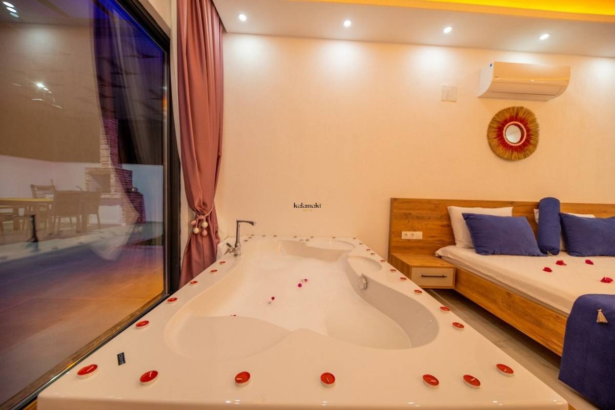 Villa Nar Ağacı