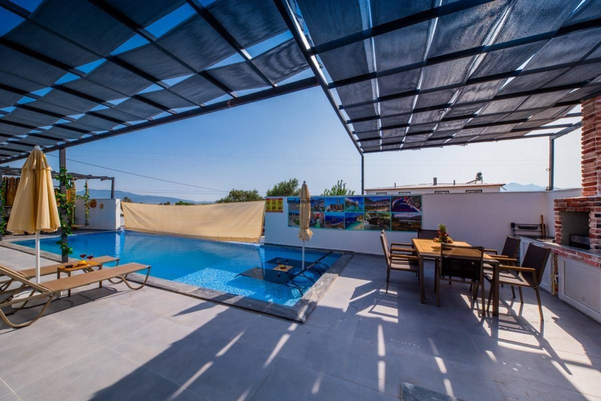 Villa Nar Ağacı