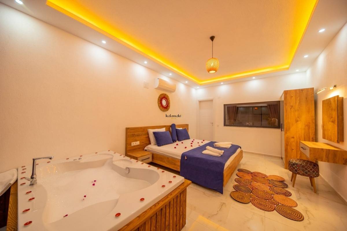 Villa Nar Ağacı